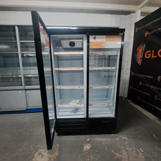 Nevera expositora de bebidas supermercado