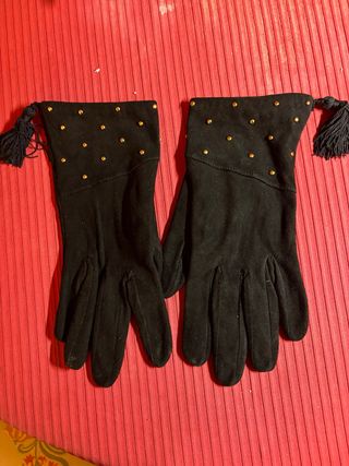 Guantes negros ante con tachuelas y flecos