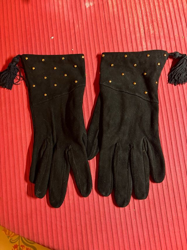 Guantes negros ante con tachuelas y flecos