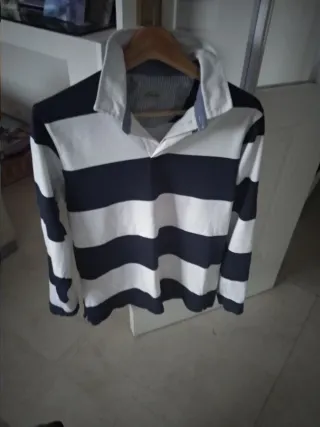 Polo rayas azul marino y blanco.