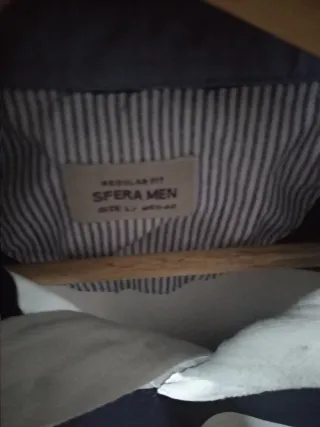 Polo rayas azul marino y blanco.