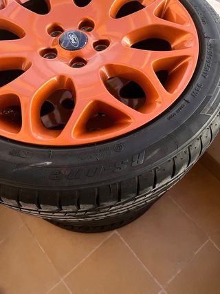 4 llantas ford con gomas al 80%
