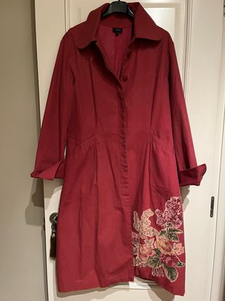 Gabardina granate con estampado floral