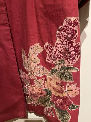 Gabardina granate con estampado floral