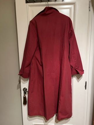 Gabardina granate con estampado floral