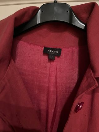 Gabardina granate con estampado floral