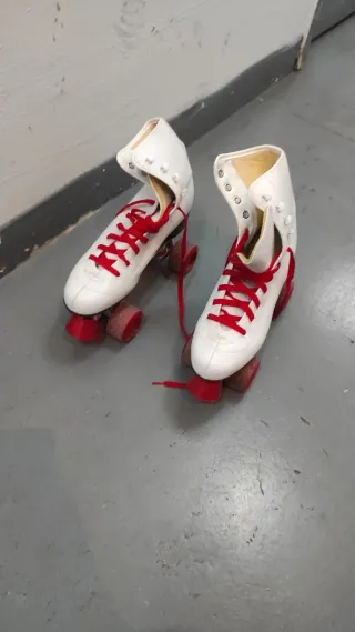 Patines de ruedas blancos con cordones rojos