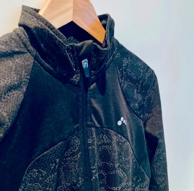 Chaqueta deportiva Only Play negra y gris