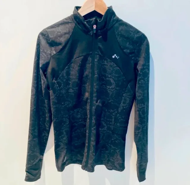 Chaqueta deportiva Only Play negra y gris