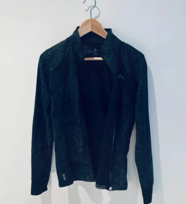 Chaqueta deportiva Only Play negra y gris