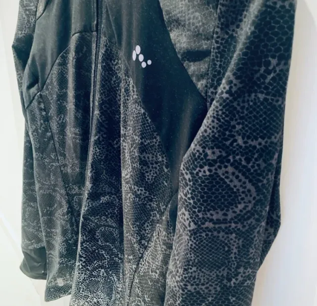 Chaqueta deportiva Only Play negra y gris