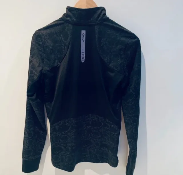 Chaqueta deportiva Only Play negra y gris