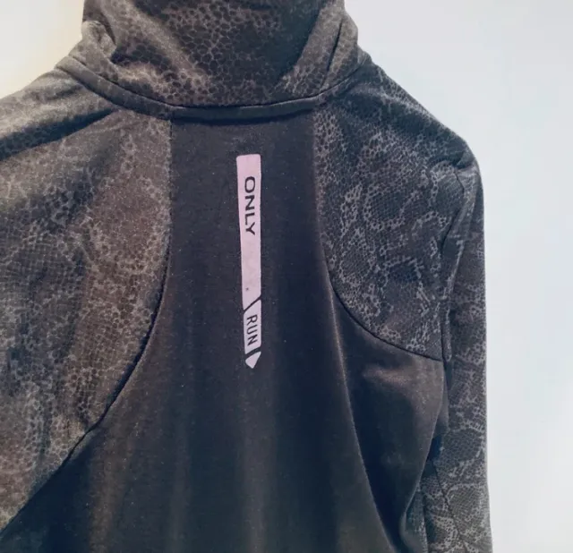 Chaqueta deportiva Only Play negra y gris