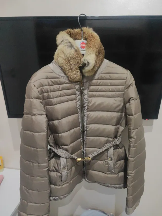 Piumino beige con pelliccia