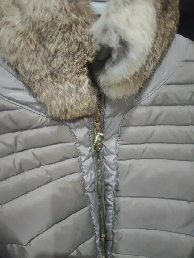 Piumino beige con pelliccia