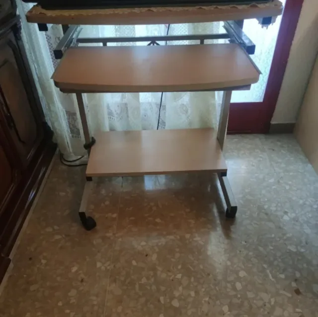 Escritorio con ruedas madera clara