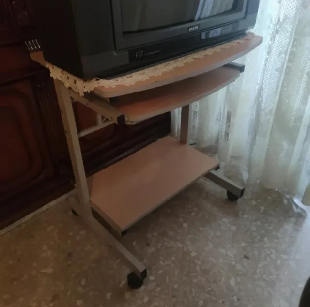 Escritorio con ruedas madera clara