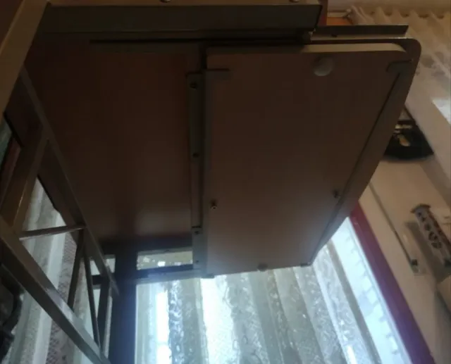 Escritorio con ruedas madera clara