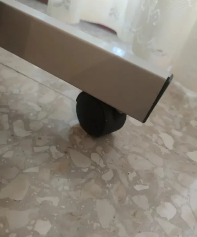 Escritorio con ruedas madera clara