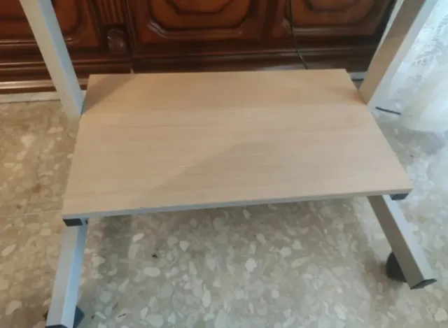 Escritorio con ruedas madera clara