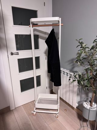 Porta abiti con ruote in metallo e legno