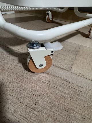 Porta abiti con ruote in metallo e legno