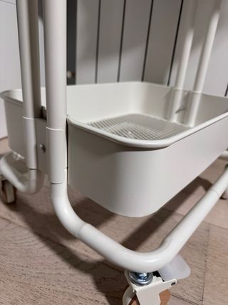 Porta abiti con ruote in metallo e legno