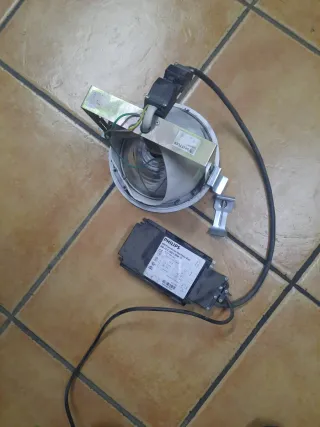 10 Focos de tienda Philips.