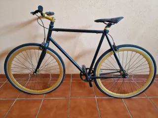 Bicicleta Fixie Negra y Dorada
