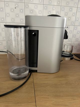 Cafetera Nespresso Plata y Negra