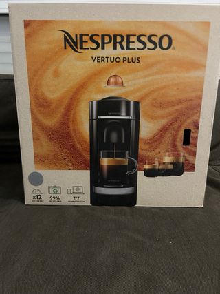 Cafetera Nespresso Plata y Negra