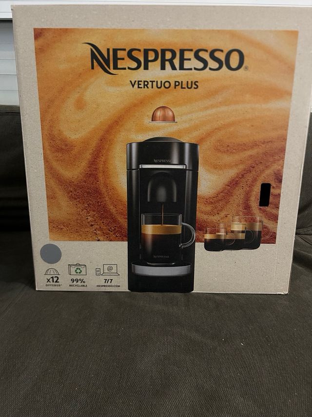 Cafetera Nespresso Plata y Negra