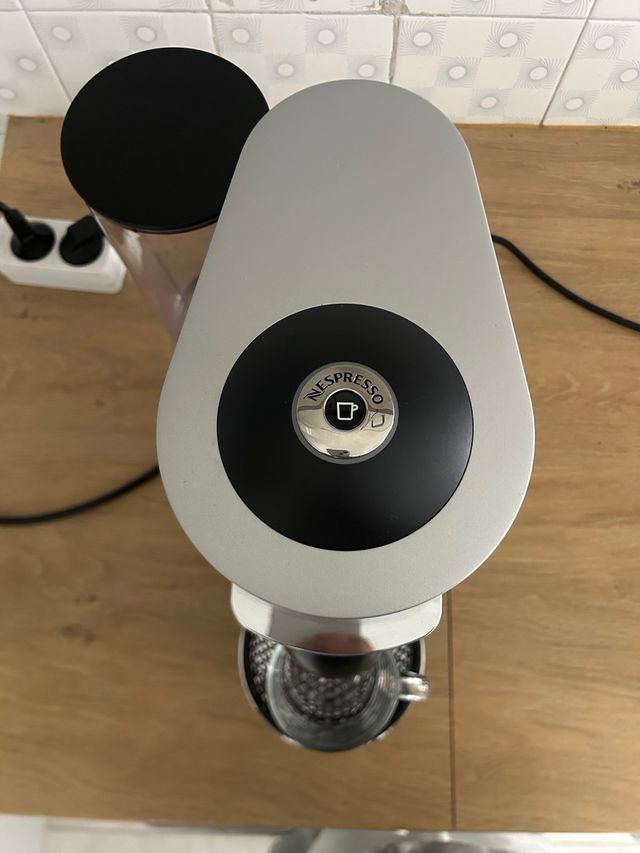 Cafetera Nespresso Plata y Negra
