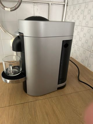 Cafetera Nespresso Plata y Negra