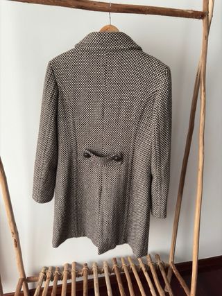 Abrigo marrón y beige