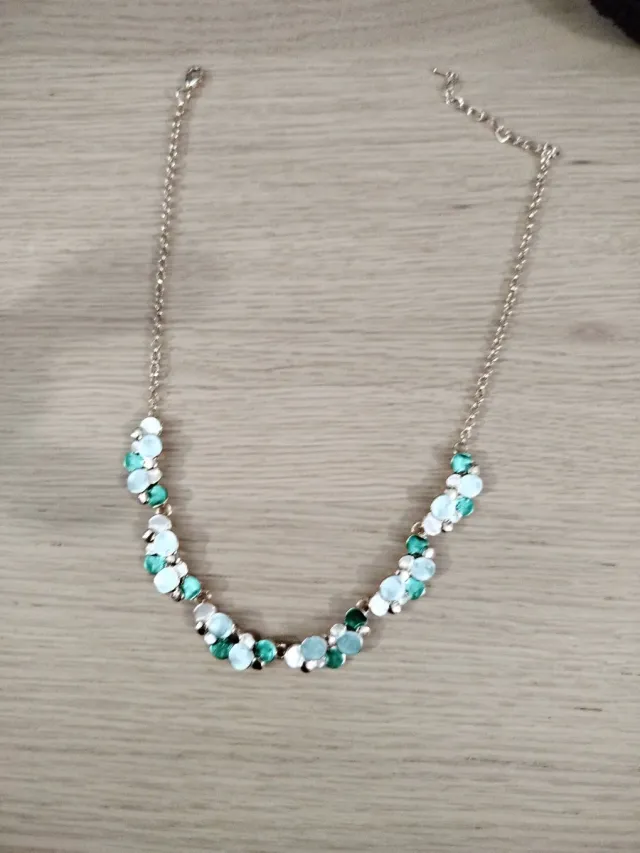 Collar dorado con colgantes verdes