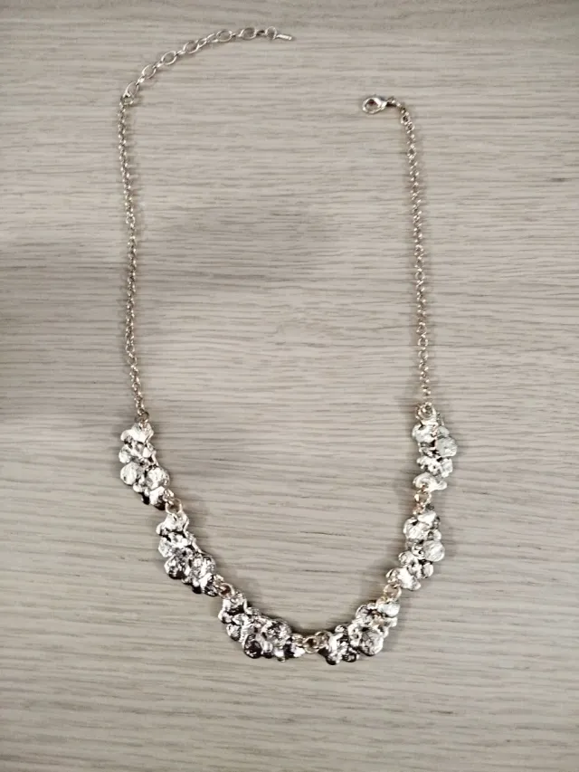 Collar dorado con colgantes verdes