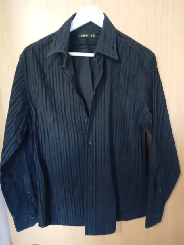 Camisa de rayas negras