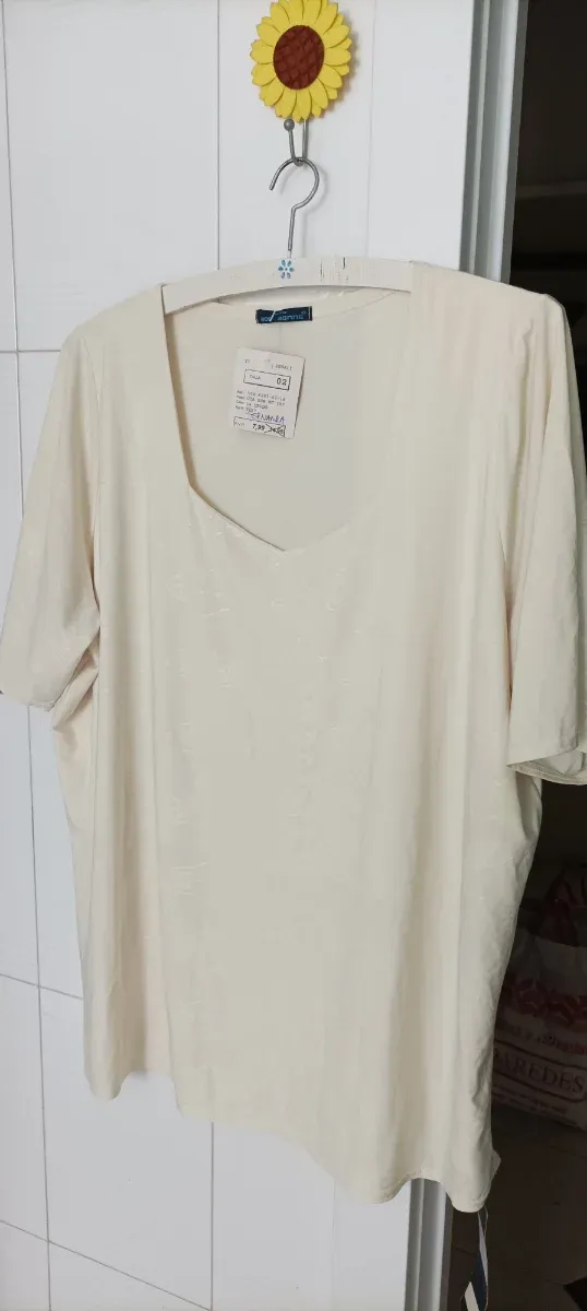 Camiseta beige escote pico