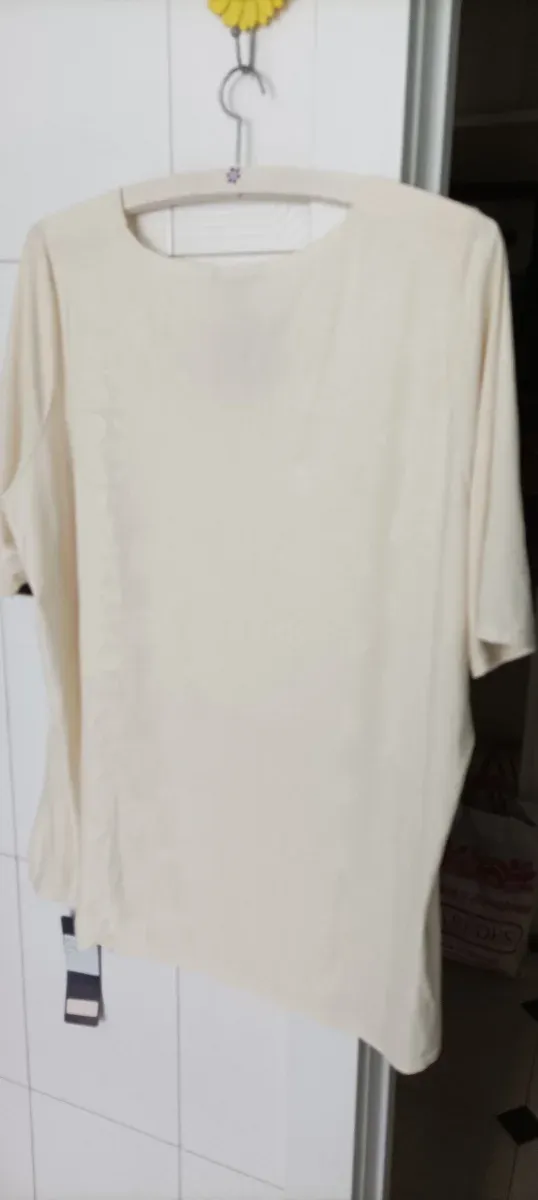 Camiseta beige escote pico