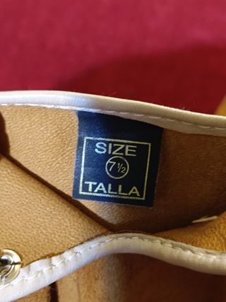 Guantes de piel marrones y blancos