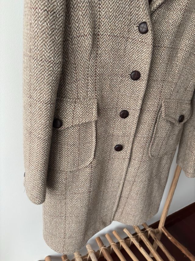 Abrigo tweed marrón y beige