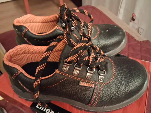 Zapatos de seguridad SKARPA negros y naranjas
