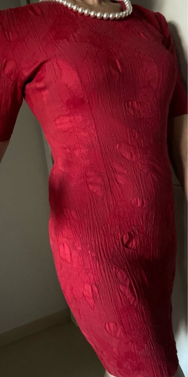 Vestido rojo ajustado con textura