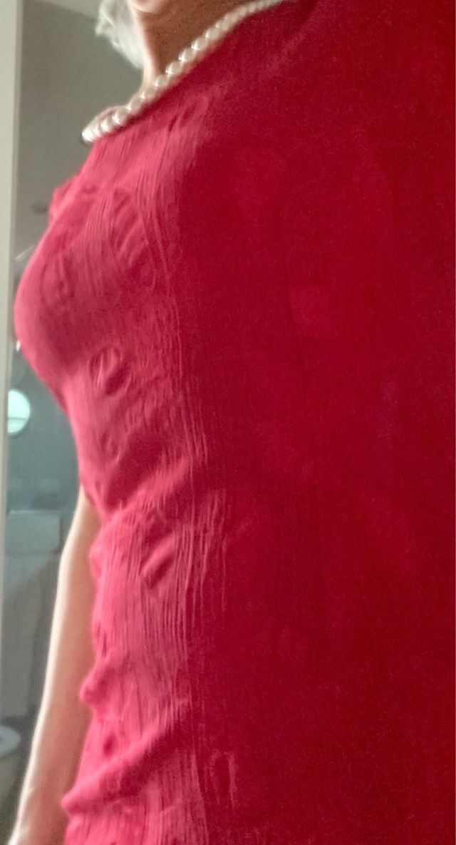 Vestido rojo ajustado con textura