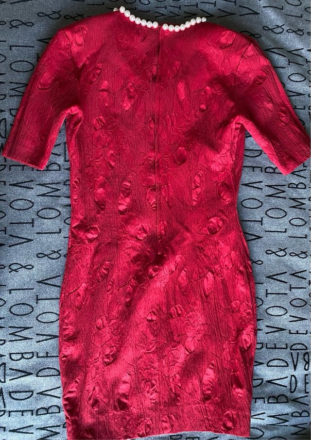 Vestido rojo ajustado con textura