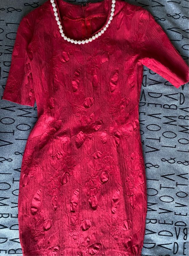 Vestido rojo ajustado con textura