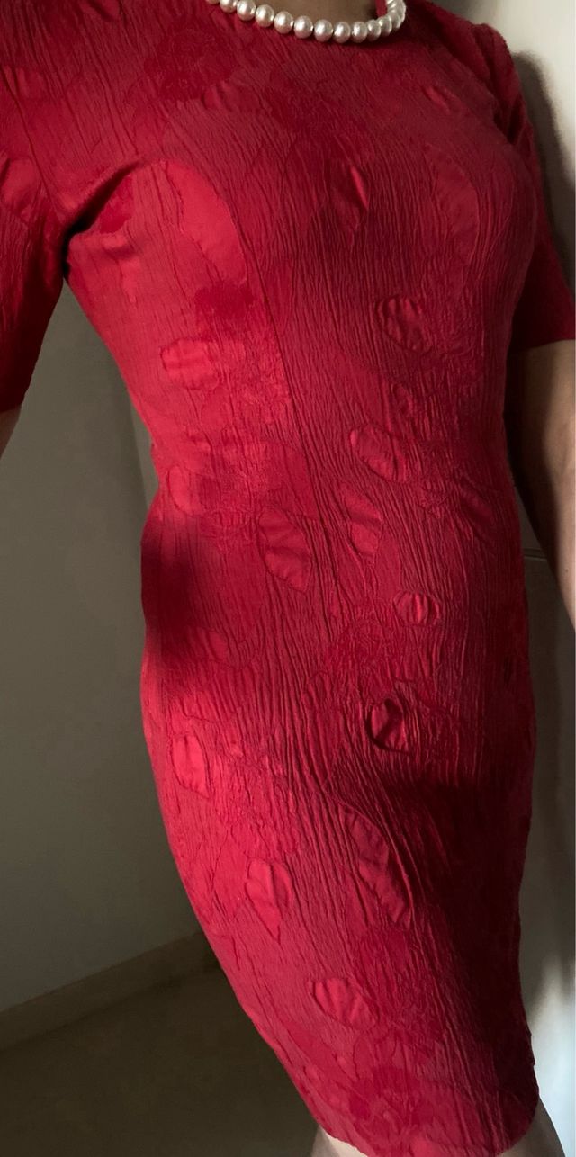 Vestido rojo ajustado con textura