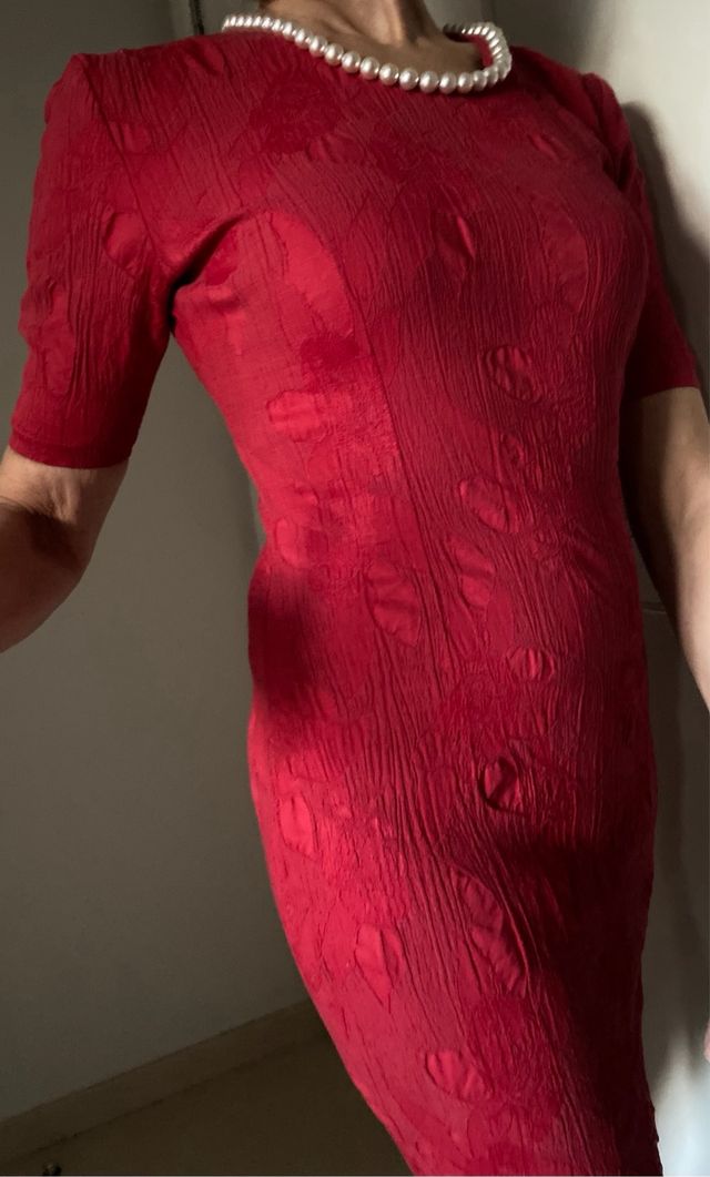 Vestido rojo ajustado con textura