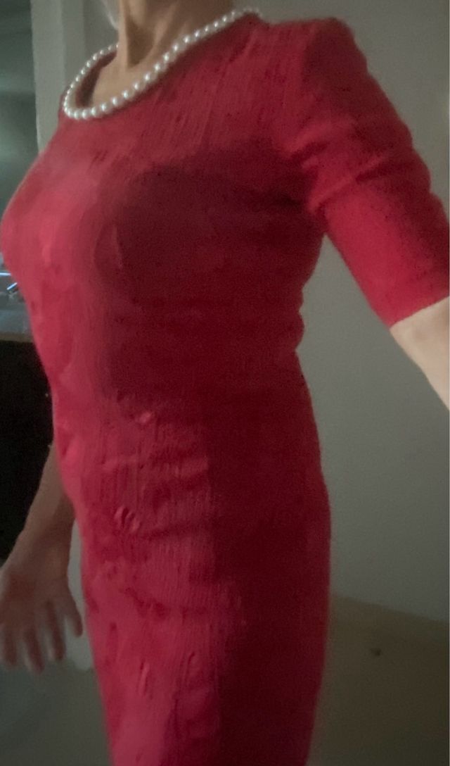 Vestido rojo ajustado con textura